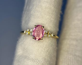 Anillo vintage de diamantes y zafiro rosa ovalado: racimo de oro de 14 k