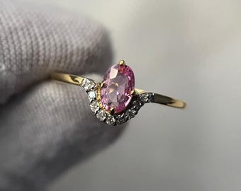 ツートンカラーのラボグロウンダイヤモンドとピンクサファイアの結婚