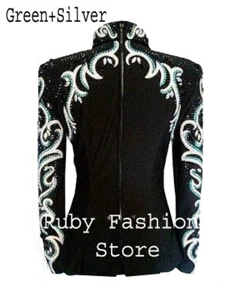 Puede incluir: Chaqueta negra con cierre de cremallera y bordado floral plateado y verde. La chaqueta tiene mangas largas y una silueta ajustada. El texto "Ruby Fashion Store" es visible en la parte delantera de la chaqueta.