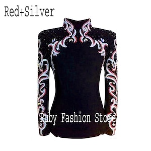 Puede incluir: Camisa negra de manga larga con cuello alto y adornos intrincados de pedrer&iacute;a plateada y roja. La camisa presenta un dise&ntilde;o floral en las mangas y el cuello. El texto "Ruby Fashion Store" es visible en la parte delantera de la camisa.