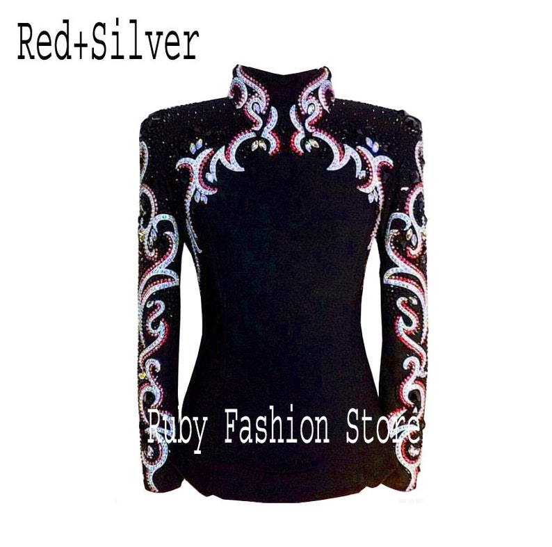 Puede incluir: Camisa negra de manga larga con cuello alto y adornos intrincados de pedrer&iacute;a plateada y roja. La camisa presenta un dise&ntilde;o floral en las mangas y el cuello. El texto "Ruby Fashion Store" es visible en la parte delantera de la camisa.