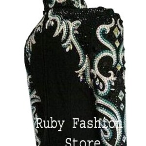 Puede incluir: Chaqueta de espect&aacute;culo negra con un dise&ntilde;o floral verde y plateado y pedrer&iacute;a. La chaqueta tiene un cuello alto y mangas largas. El texto "Ruby Fashion Store" es visible en la parte inferior de la chaqueta.