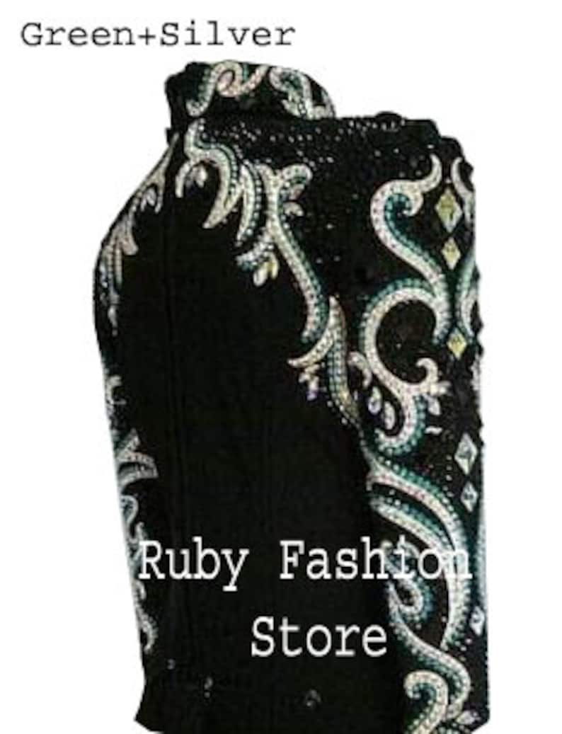 Puede incluir: Chaqueta de espect&aacute;culo negra con un dise&ntilde;o floral verde y plateado y pedrer&iacute;a. La chaqueta tiene un cuello alto y mangas largas. El texto "Ruby Fashion Store" es visible en la parte inferior de la chaqueta.