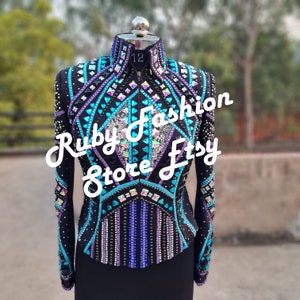 Może przedstawiać: Czarna kurtka do pokazów z geometrycznym wzorem ozdobionym turkusowymi, fioletowymi i srebrnymi zdobieniami. Kurtka ma zamek błyskawiczny i długie rękawy. Na kurtce widoczny jest tekst "Ruby Fashion Store Etsy".