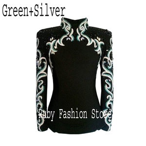 Puede incluir: Camisa negra de manga larga con cuello alto y adornos de pedrer&iacute;a plateada y verde. La camisa tiene un dise&ntilde;o floral y el texto "Ruby Fashion Store" es visible en la parte delantera.