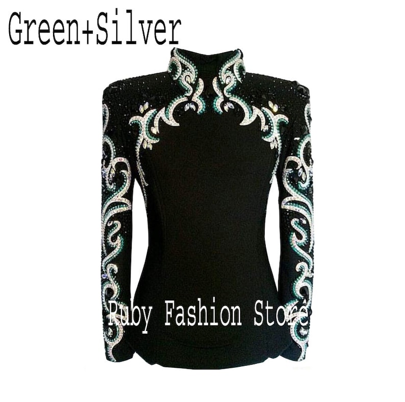 Puede incluir: Camisa negra de manga larga con cuello alto y adornos de pedrer&iacute;a plateada y verde. La camisa tiene un dise&ntilde;o floral y el texto "Ruby Fashion Store" es visible en la parte delantera.