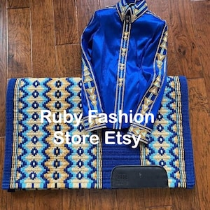 Könnte beinhalten: Ein königsblaues Reitturniershirt mit goldenen und türkisfarbenen Akzenten, eine passende Satteldecke und ein schwarzes Etui. Die Satteldecke hat ein geometrisches Muster in Blau, Gold und Türkis. Der Text auf dem Bild lautet "Ruby Fashion Store Etsy."