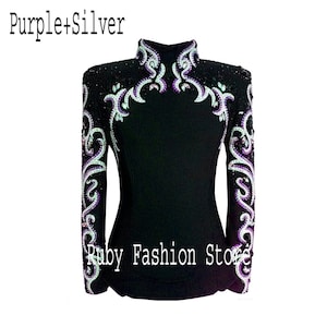 Puede incluir: Camiseta negra de manga larga con cuello alto y adornos de pedrer&iacute;a plateada y morada. La camiseta tiene una silueta ajustada y presenta un dise&ntilde;o floral en las mangas y el escote. "Ruby Fashion Store" est&aacute; impreso en la parte inferior de la camiseta.