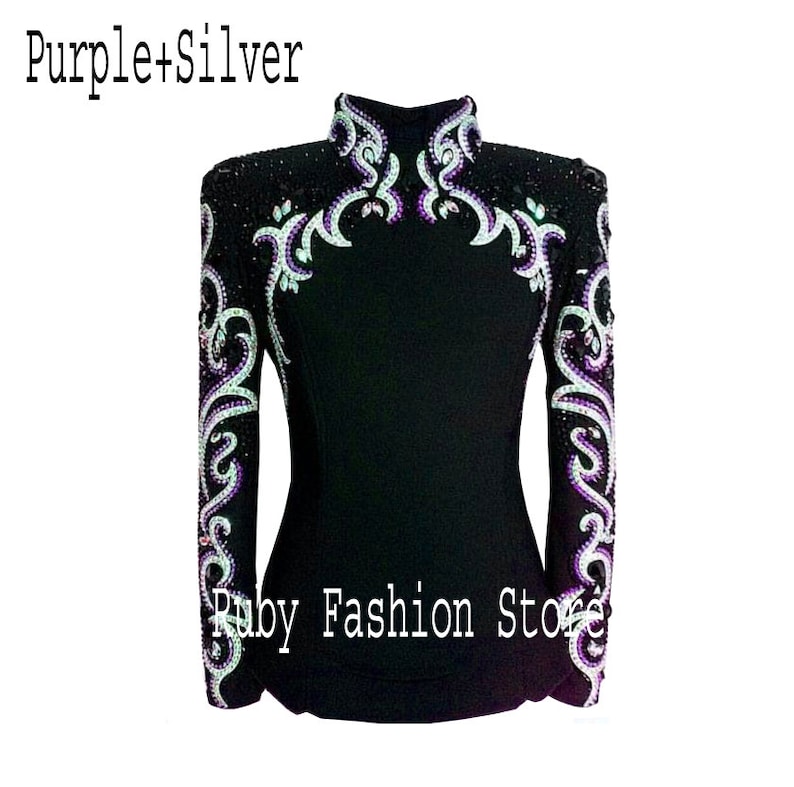 Puede incluir: Camiseta negra de manga larga con cuello alto y adornos de pedrer&iacute;a plateada y morada. La camiseta tiene una silueta ajustada y presenta un dise&ntilde;o floral en las mangas y el escote. "Ruby Fashion Store" est&aacute; impreso en la parte inferior de la camiseta.