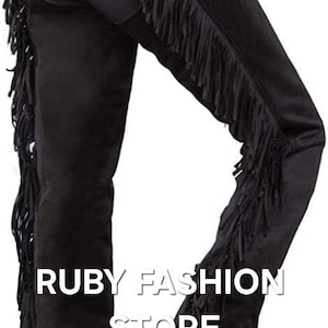 Op de afbeelding: Zwarte suède rijbroek met franjes. De chaps worden gedragen met zwarte laarzen. De tekst "RUBY FASHION STORE" is zichtbaar op de afbeelding.