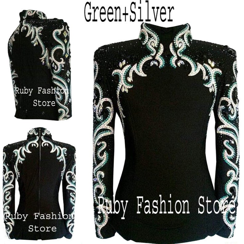 Puede incluir: Chaqueta de espect&aacute;culo negra con adornos de pedrer&iacute;a verde y plateada. La chaqueta tiene cuello alto y mangas largas. El texto "Ruby Fashion Store" es visible en la chaqueta.