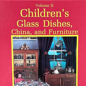 Könnte beinhalten: Ein Buch mit dem Titel "Children's Glass Dishes, China, and Furniture" von Doris Anderson Lechter. Der Umschlag zeigt eine Puppe, die an einem Tisch sitzt, der mit Miniaturgeschirr und einem kleinen Weihnachtsbaum gedeckt ist. Der Hintergrund zeigt einen Raum mit einem Fenster, einem Schrank und einer Kommode.