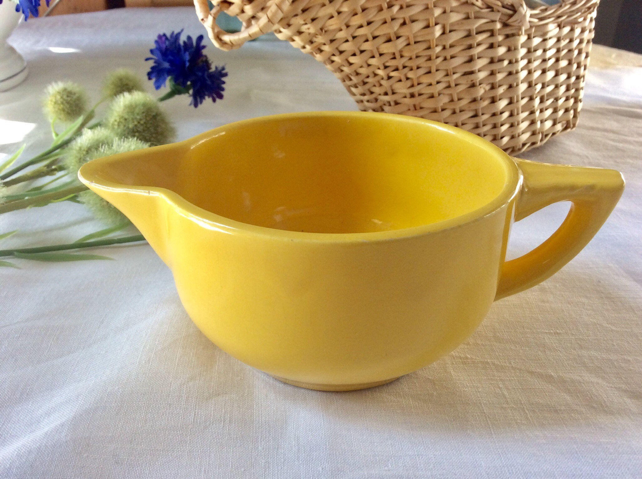 Français Vintage Céramique Yellow Milk Jug Cream ou Saucer Vinaigrette Pitcher 1950S Midcentury Food