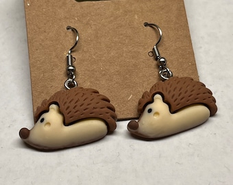 Boucles d’oreilles pendantes hérisson en polymère mignonnes - sans allergènes