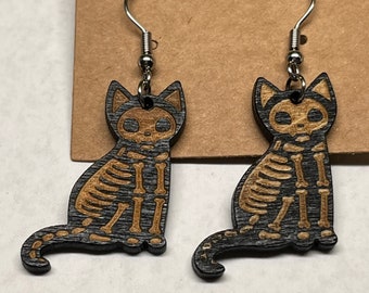 Boucles d'oreilles chat squelette - chats squelettes brûlés sur bois - sans allergène