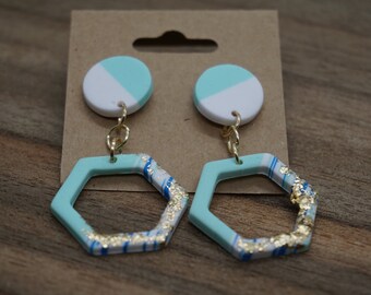 Boucles d’oreilles Octagon drop - argile polymère légère avec feuille d’or - sarcelle, blanc et or avec un goujon sans nickel