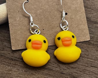 Pendientes de patito de goma - hechos de arcilla - sin alérgenos - patitos lindos y adorables
