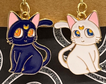 Anime cat - inspiré par Luna et Artemis - paire de boucles d’oreilles - sans allergène - LIVRAISON GRATUITE