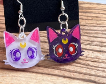 Boucles d’oreilles anime moon cat - résine acrylique et peintes à la main - sans nickel - LIVRAISON GRATUITE