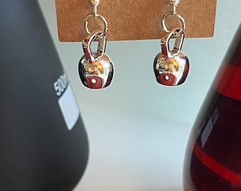 Petites boucles d'oreilles pendantes kettlebell pour tous les haltérophiles, crossfitters ou tous ceux qui aiment s'entraîner.