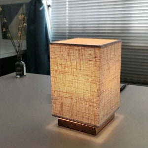 Quadratische Massivholz Tischlampe im japanischen Stil / Retro Nachtlicht / Pastorale Retro Lampe / Massivholz Tischlampe / Geschenk Lampe Linen primary color