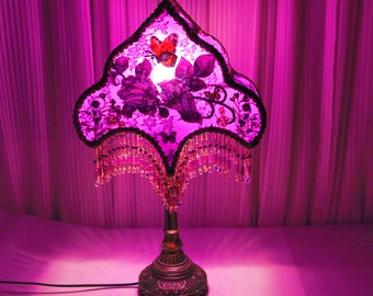 Broderie papillon faite main, lampe de table pivoine violette brodée, lampe de table à pampilles violettes faites main, lampe de table rétro en relief