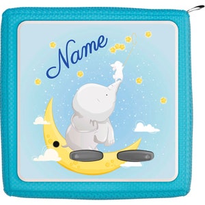 Könnte beinhalten: Eine personalisierte Babydecke in Blau und Weiß mit einem niedlichen Elefanten- und Mondmotiv. Die Decke trägt den Text "Name" in einer verspielten Schriftart.