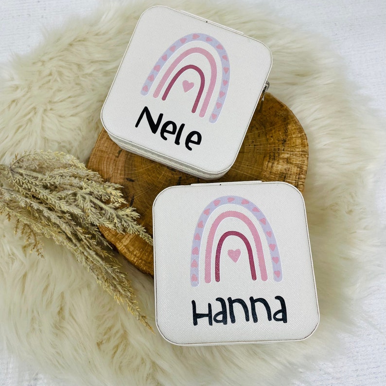 Schmuckschatulle Etui Mädchen personalisiert mit Namen und Regenbogen Geschenk Kommunion Einschulung Geburtstag altweiß Bild 2