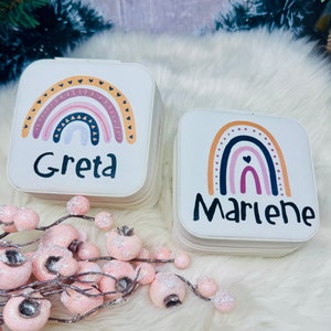 Schmuckschatulle Etui für Mädchen - personalisiert mit Namen und Regenbogen- Geschenk zur Kommunion, zur Einschulung Geburtstag - altweiß