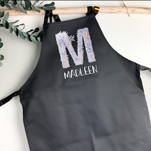 Kinderschürze personalisiert mit Initial und Name, zum Backen, Basteln und Gärtnern Wunschname und 6 Farben Floral Bild 1