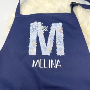 Kinderschürze personalisiert mit Initial und Name, zum Backen, Basteln und Gärtnern Wunschname und 6 Farben Floral Erwachsene navy