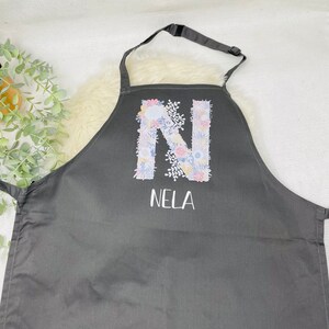 Kinderschürze personalisiert mit Initial und Name, zum Backen, Basteln und Gärtnern Wunschname und 6 Farben Floral Bild 8