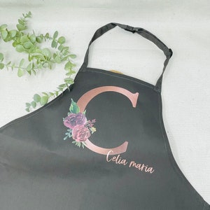 Schürze personalisiert mit Initial und Name, zum Backen,Kochen Basteln und Gärtnern - mit Tasche für Erwachsene - Pfingstrose Roségold