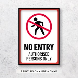 Può includere: Un cartello rettangolare con cornice nera e sfondo bianco. Il cartello presenta un cerchio rosso con una figura nera che cammina e sbarrata. Sotto, le parole "NO ENTRY" e "AUTHORISED PERSONS ONLY" sono stampate in nero.