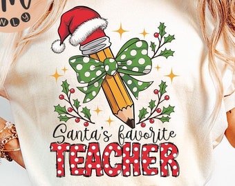 Puede incluir: Una camiseta color crema con un gráfico de un lápiz amarillo con un gorro de Papá Noel rojo, un lazo verde de lunares, ramas de acebo y el texto Santa's favorite TEACHER en letras rojas y blancas con lunares.