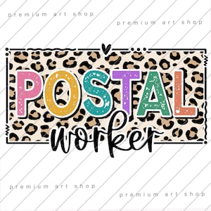 Puede incluir: Un diseño gráfico colorido con el texto "POSTAL worker" sobre un fondo de estampado de leopardo. Las letras son de diferentes colores, incluyendo rosa, amarillo, turquesa, morado y naranja.