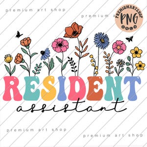Könnte beinhalten: Ein farbenfrohes Grafikdesign mit den Worten "RESIDENT assistant" in einer Retro-Schriftart. Die Buchstaben sind in verschiedenen Farben gehalten, mit Blumen und Schmetterlingen darüber. Das Design befindet sich auf einem weißen Hintergrund mit diagonalen Linien.