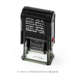 Puede incluir: Sellos de plástico negro y transparente con un botón rojo. El sello tiene una ventana transparente para ver la almohadilla de tinta. El sello tiene una variedad de diseños florales en el lateral. El texto "Paintable Stamp" y "MIDORI" está impreso en el lateral del sello.