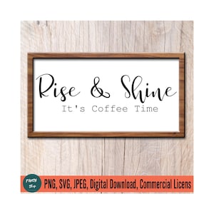 Puede incluir: Un cartel enmarcado con el texto "Rise & Shine It's Coffee Time" en fuente cursiva negra sobre fondo blanco. El marco es de madera marrón.