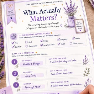 K&ouml;nnte beinhalten: Eine Arbeitsbuchseite mit dem Titel ADHD Decision Fatigue Rescue Workbook: What Actually Matters? Die Seite enth&auml;lt florale Lavendel-Illustrationen, Kontrollk&auml;stchen f&uuml;r Priorit&auml;ten wie Zeit und Energie sowie Abschnitte zum Auflisten von Priorit&auml;ten mit handschriftlichem Text.