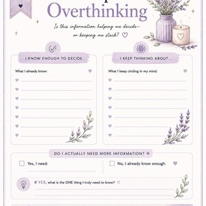 K&ouml;nnte beinhalten: Eine Seite aus dem ADHD Decision Fatigue Rescue Arbeitsbuch mit dem Titel Stop Overthinking. Sie enth&auml;lt Abschnitte f&uuml;r I Know Enough To Decide und I Keep Thinking About, verziert mit Lavendelillustrationen, einer Kerze und einem Hinweis.