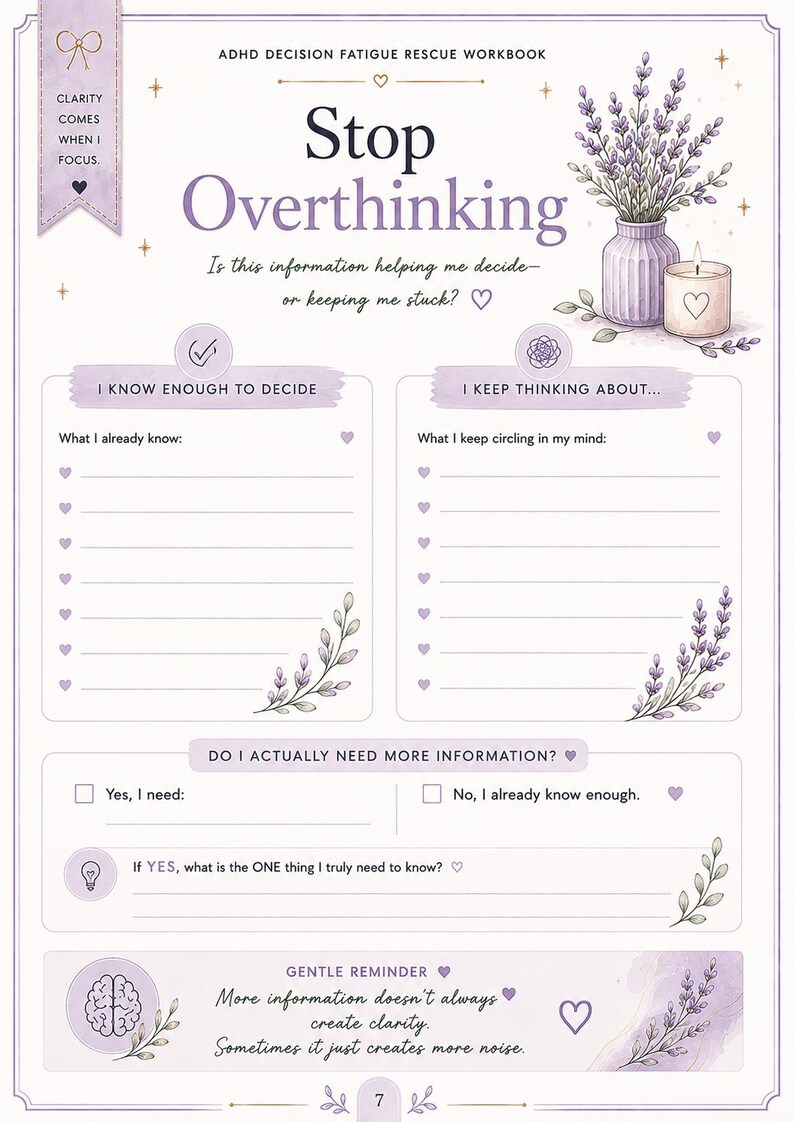 K&ouml;nnte beinhalten: Eine Seite aus dem ADHD Decision Fatigue Rescue Arbeitsbuch mit dem Titel Stop Overthinking. Sie enth&auml;lt Abschnitte f&uuml;r I Know Enough To Decide und I Keep Thinking About, verziert mit Lavendelillustrationen, einer Kerze und einem Hinweis.
