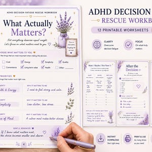K&ouml;nnte beinhalten: Ein ADHD Decision Fatigue Rescue Arbeitsbuch mit 12 druckbaren A4 PDF-Arbeitsbl&auml;ttern. Die Seiten sind mit Lavendelillustrationen verziert und enthalten Abschnitte zur Priorisierung von Aufgaben, Entscheidungsfindung und sanfte Erinnerungen.