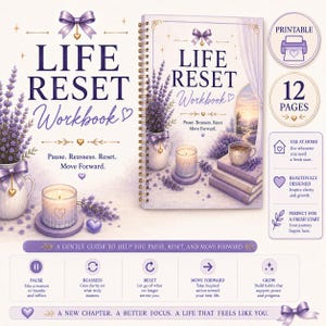 Könnte beinhalten: Ein spiralgebundenes Life Reset Workbook mit Lavendelillustrationen, einer Kerze und einer Tasse. Das Cover zeigt den Text 'LIFE RESET Workbook' und 'Pause. Reassess. Reset. Move Forward.' Es umfasst 12 Seiten sowie Anleitungen zur persönlichen Reflexion und zum Aufbau neuer Gewohnheiten.
