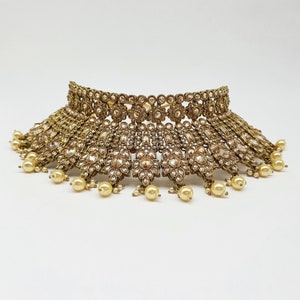 Gargantilla de oro antiguo con Tikka y pendientes / Collar gargantilla india / joyería india / Kundan Choker Bollywood Inspired Set