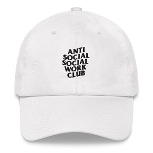 Pode incluir: Boné de beisebol branco com texto bordado em preto que diz "ANTI SOCIAL SOCIAL WORK CLUB".