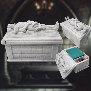 Op de afbeelding: Een witstenen graf met een gesculpteerd figuur van een ridder die erop ligt. Het graf is open en heeft een kleiner compartiment binnenin met een groene viltvoering.