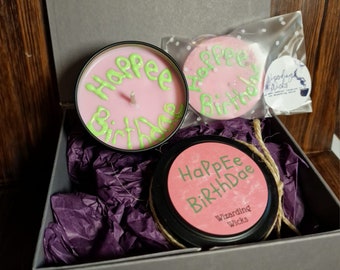 Feliz cumpleaños pastel inspirado mora y ruibarbo perfumado mago brujo mágico vela temática derretida y caja de regalo