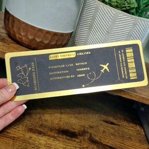 Billet d'avion souvenir personnalisé de carte d'embarquement simulée en cadeau de vacances avec feuille d'or