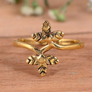 Dainty Leaf Wedding Band, Leaf Ring, Unique Engagement Ring, Gold Leaf Ring, Nature Inspired Wedding Ring, Anniversary Gift, Gift for her